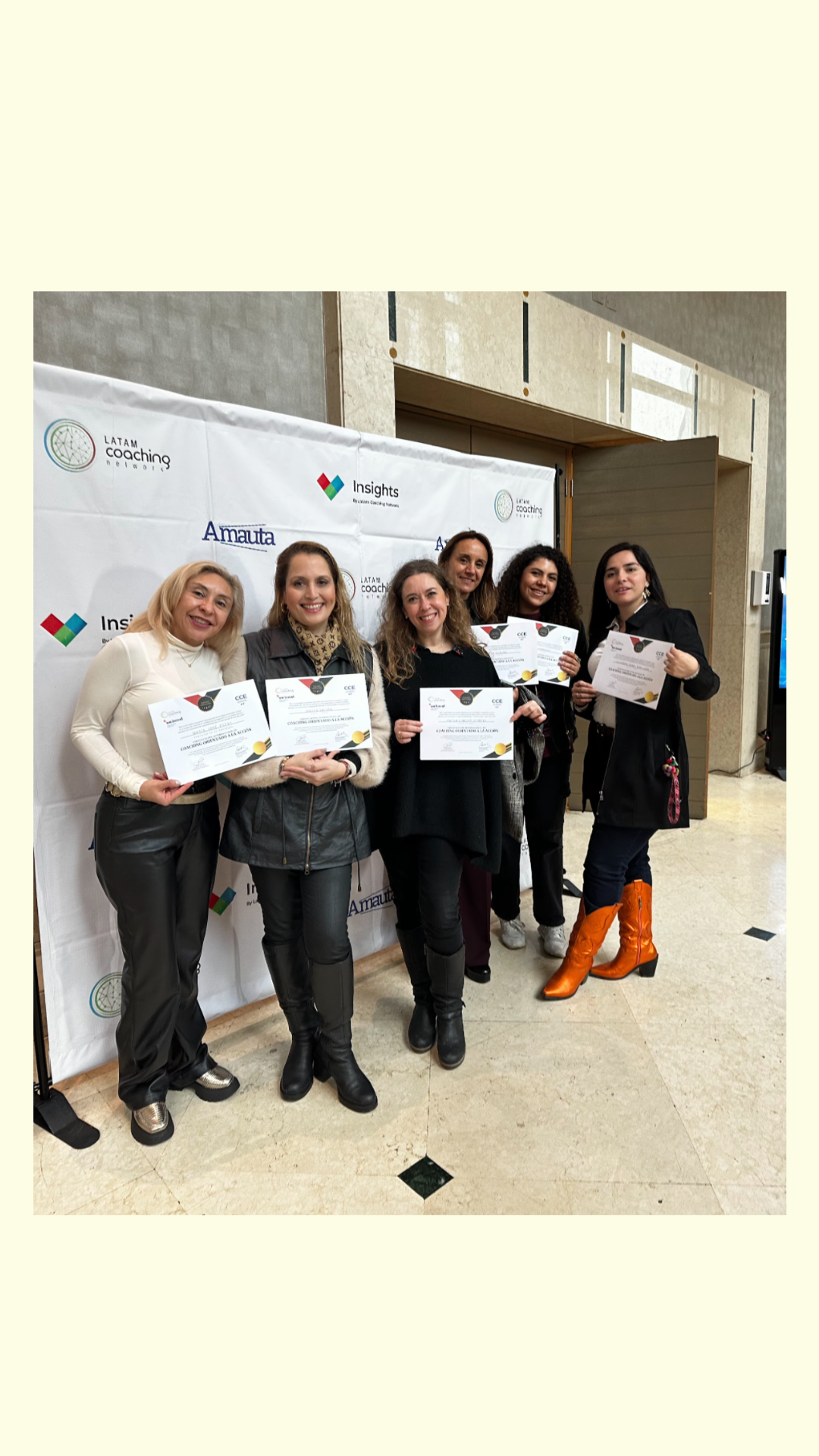 Participantes de We Rise con sus certificados de coaching